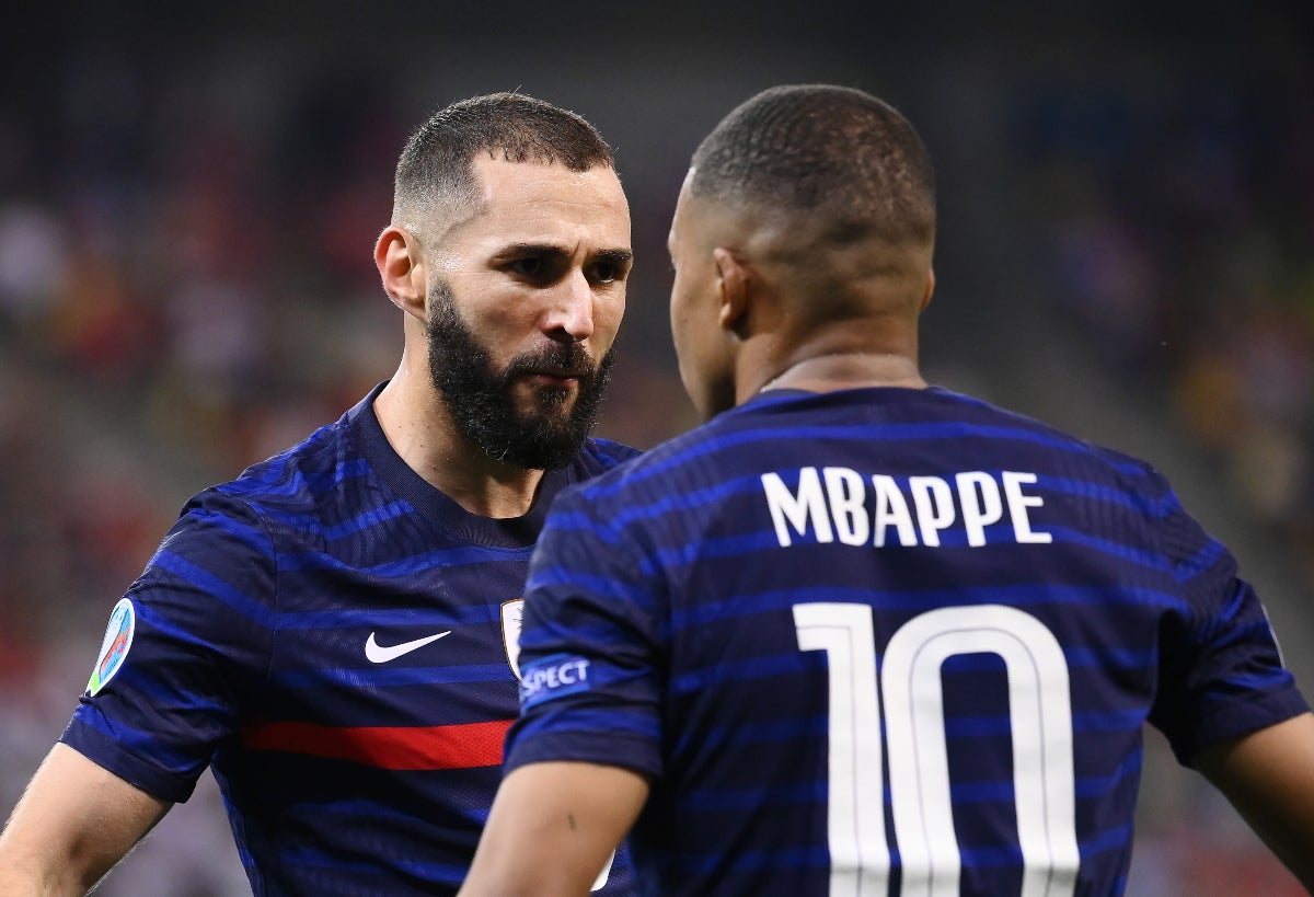 El recado de Benzema a Mbappé tras su 'no' al Real Madrid El recado de Benzema a Mbappé tras su 'no' al Real Madrid