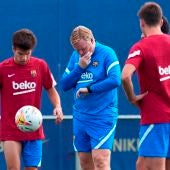 El entrenador del FC Barcelona, Ronald Koeman, durante el entrenamiento de este viernes en la ciudad deportiva Joan Gamper