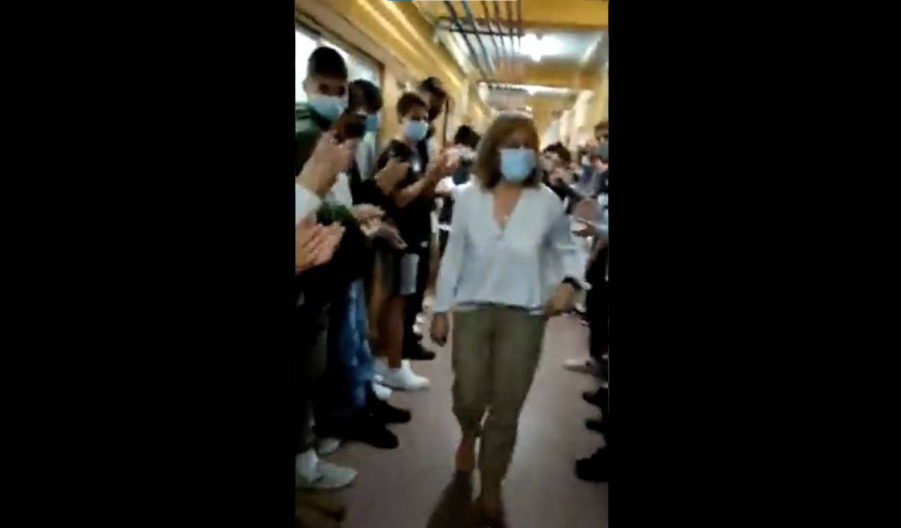 Esta ha sido la emotiva despedida de unos alumnos a su orientadora que se jubila Esta ha sido la emotiva despedida de unos alumnos a su orientadora que se jubila