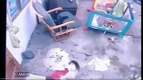 Fotograma del vídeo donde un gato salva a un niño de caerse por unas escaleras Fotograma del vídeo donde un gato salva a un niño de caerse por unas escaleras