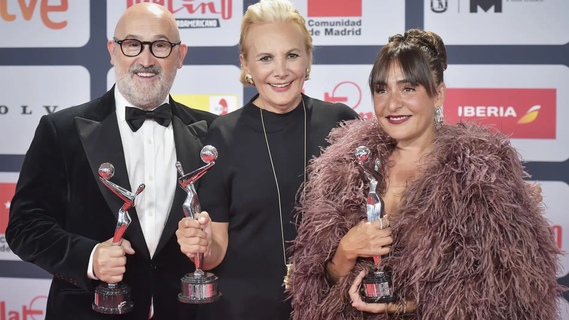 Javier Cámara, Elena Irureta y Candela Peña posan en el photocall de los Premios Platino 2021