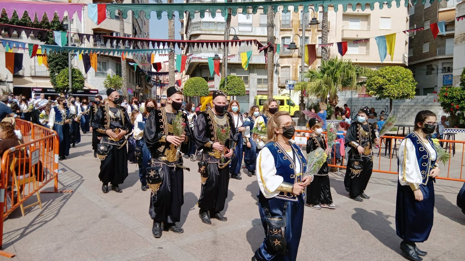Los Moros y Cristianos vuelven a llenar de color Crevillent y agasajan con flores a San Francisco de Asís Los Moros y Cristianos vuelven a llenar de color Crevillent y agasajan con flores a San Francisco de Asís