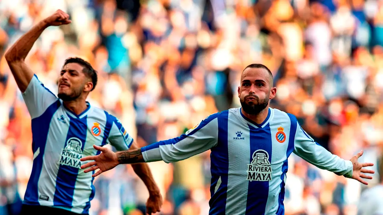 El centrocampista del Espanyol Aleix Vidal celebra con sus compañeros el gol conseguido ante el Real Madrid El centrocampista del Espanyol Aleix Vidal celebra con sus compañeros el gol conseguido ante el Real Madrid