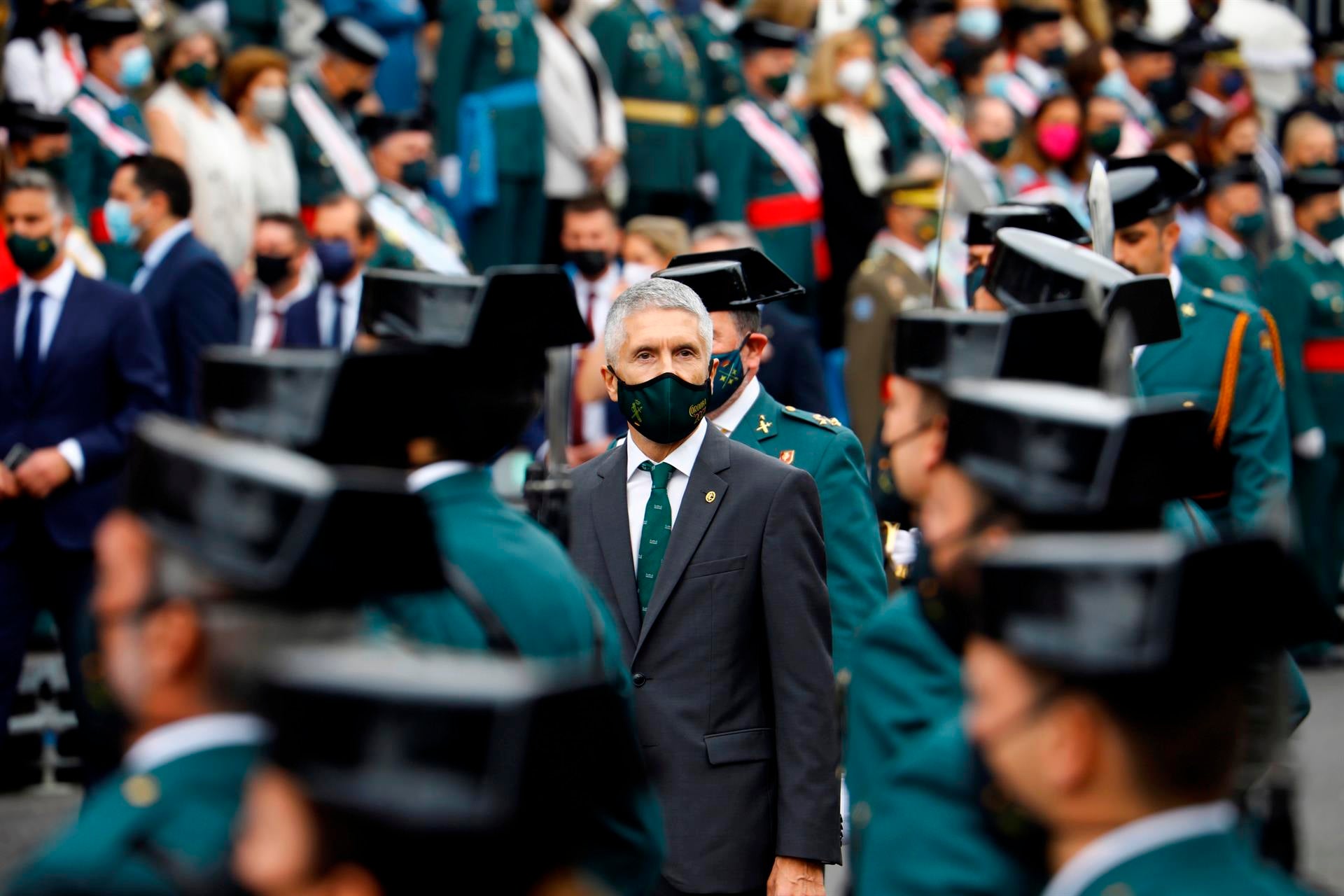 Fernando Grande-Marlaska es recibido en el acto central de la Guardia Civil con abucheos y gritos de "dimisión" Fernando Grande-Marlaska es recibido en el acto central de la Guardia Civil con abucheos y gritos de "dimisión"