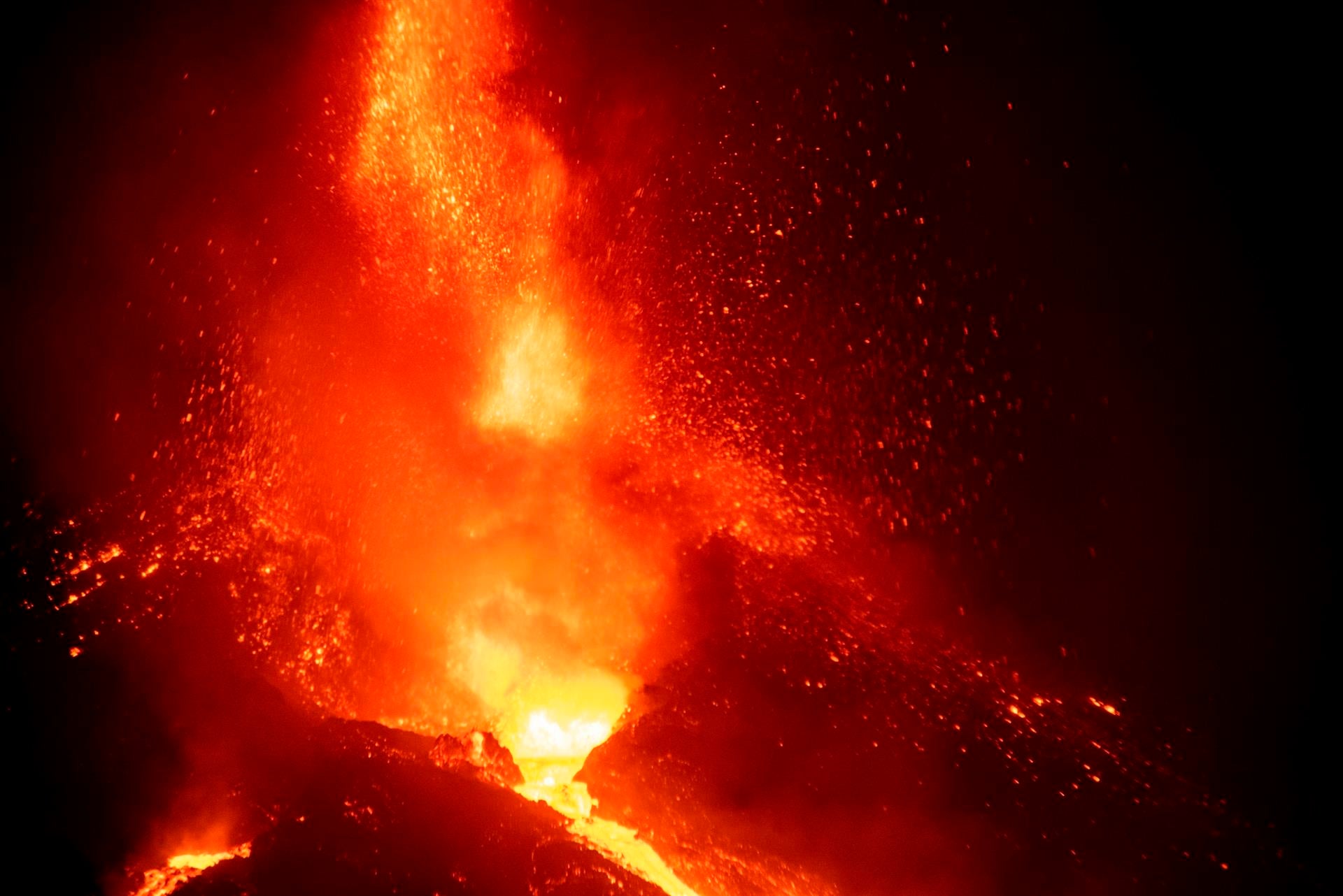 Caída de una parte del cono del volcán de Cumbre Vieja Caída de una parte del cono del volcán de Cumbre Vieja