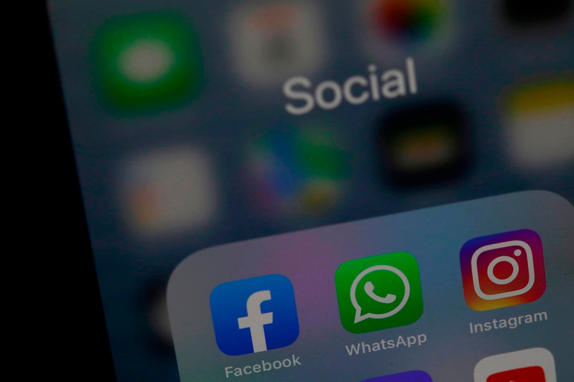 Irán corta el internet móvil y limita Whatsapp e Instagram para frenar las protestas por la muerte de Mahsa Amini Irán corta el internet móvil y limita Whatsapp e Instagram para frenar las protestas por la muerte de Mahsa Amini