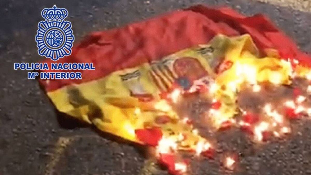 Detenido un joven por "ultraje a España" al quemar la bandera nacional Detenido un joven por "ultraje a España" al quemar la bandera nacional