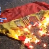 Detenido un joven por "ultraje a España" al quemar la bandera nacional