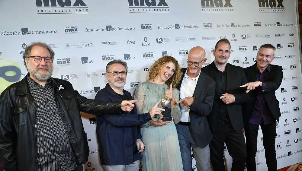 Integrantes del equipo de 'La mort i la donzella' con el Premio Max al Mejor Espectáculo de Danza.