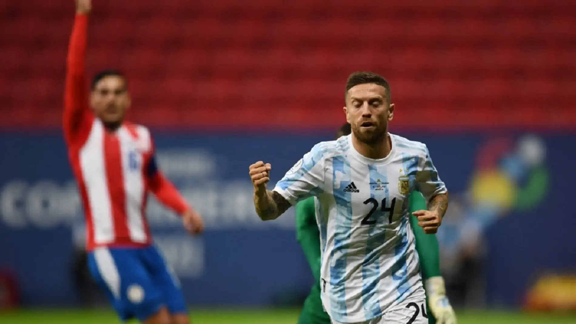 Papu Gómez celebra un gol con Argentina.
