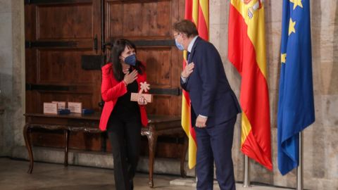 Julia Parra recibe el Galardón de manos del President, Ximo Puig