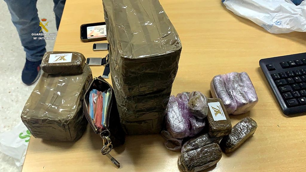 La Guardia Civil incauta casi 80 kilos de hachís repartidos en dos turismos en Chiclana y Alcalá de los Gazules La Guardia Civil incauta casi 80 kilos de hachís repartidos en dos turismos en Chiclana y Alcalá de los Gazules