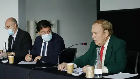 El conejal de limpieza, Manuel Villar, el alcalde Luis Barcala y Ramón Tamames El conejal de limpieza, Manuel Villar, el alcalde Luis Barcala y Ramón Tamames