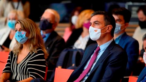  La vicepresidenta segunda y ministra de Trabajo, Yolanda Diaz junto al presidente del Gobierno, Pedro S&aacute;nchez.