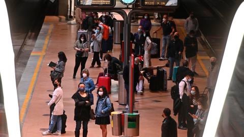 Usuarios de Renfe esperando al tren