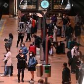 Usuarios de Renfe esperando al tren