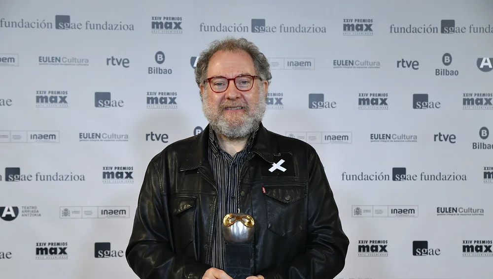Juanjo Llorens con el Premio Max al Mejor diseño de Iluminación. 