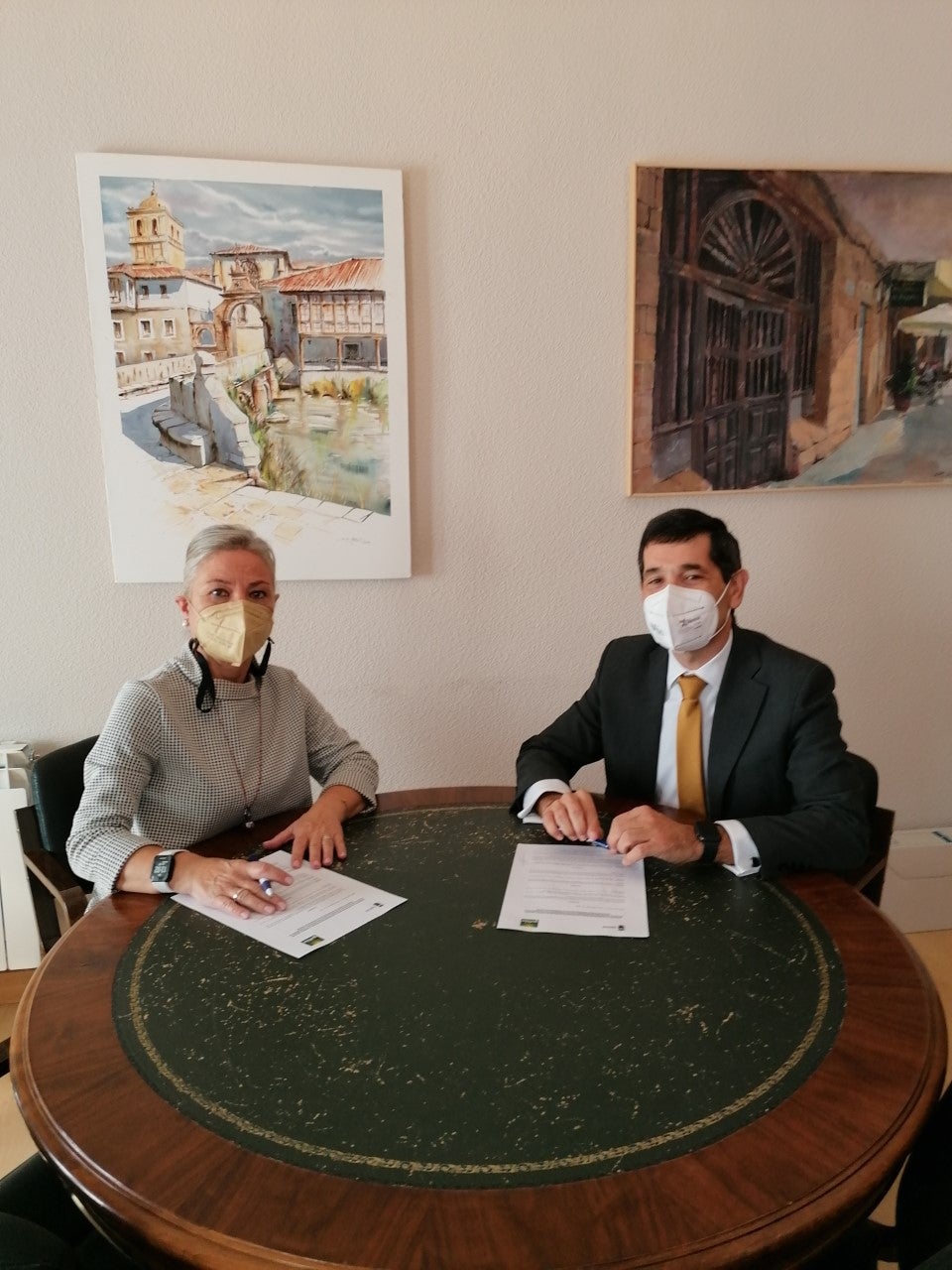 El Consistorio de Aguilar y Gullón firman un convenio de colaboración para ‘Aescena" El Consistorio de Aguilar y Gullón firman un convenio de colaboración para ‘Aescena"