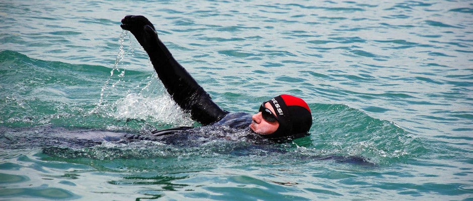 Carlos Peña realizará una travesía a nado 24 horas en la ría de Orio en homenaje a las enfermeras y enfermeros de Gipuzkoa Carlos Peña realizará una travesía a nado 24 horas en la ría de Orio en homenaje a las enfermeras y enfermeros de Gipuzkoa