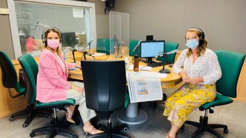 La presidenta del PP balear y diputada en el congreso, Marga Prohens, posa junto a la periodista, Elka Dimitrova, en los estudios de Onda Cero Mallorca. La presidenta del PP balear y diputada en el congreso, Marga Prohens, posa junto a la periodista, Elka Dimitrova, en los estudios de Onda Cero Mallorca.