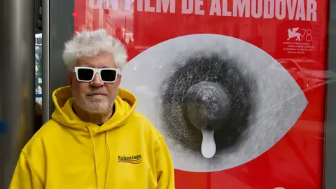 Pedro Almodóvar posa junto a uno de los carteles promocionales de 'Madres paralelas' Pedro Almodóvar posa junto a uno de los carteles promocionales de 'Madres paralelas'