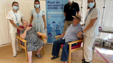 Després dels usuaris de les residències, ara es posarà una tercera dosi als majors de 70 anys. Després dels usuaris de les residències, ara es posarà una tercera dosi als majors de 70 anys.