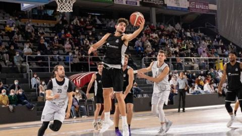 Una jugada del Unicaja Banco Oviedo