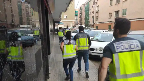 Operativo de la Policía Nacional en en barrio palmesano de Son Gotleu. Operativo de la Policía Nacional en en barrio palmesano de Son Gotleu.