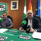 Juan Andrés Rejón junto al alcalde de Cogollos de Guadix, Eduardo Martos Hidalgo 
