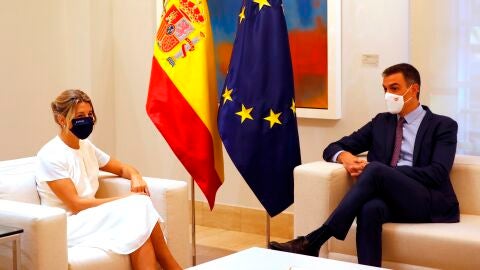 Yolanda D&iacute;az y Pedro S&aacute;nchez, antes del Consejo de Ministros