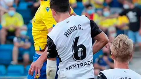 Hugo Guillamón en un salto ante el Cádiz Hugo Guillamón en un salto ante el Cádiz