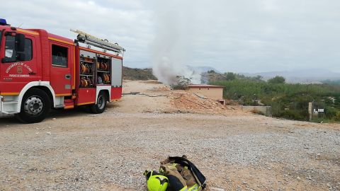 Un momento de la intervención en la finca de la pirotecnia 