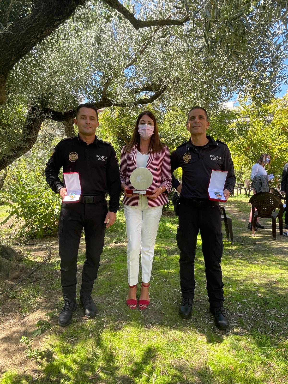 La Red de Protección Animal reconoce la labor de los dos agentes de la Policía Local de Elche que investigaron el caso de maltrato animal del mastín Ragnar La Red de Protección Animal reconoce la labor de los dos agentes de la Policía Local de Elche que investigaron el caso de maltrato animal del mastín Ragnar