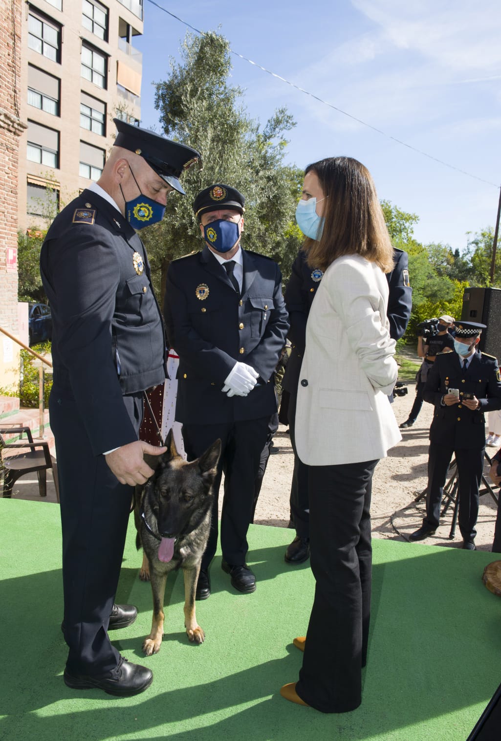 La Red de Protección Animal premia a un Policía Local de La Vila por salvar la vida a su compañera canina La Red de Protección Animal premia a un Policía Local de La Vila por salvar la vida a su compañera canina