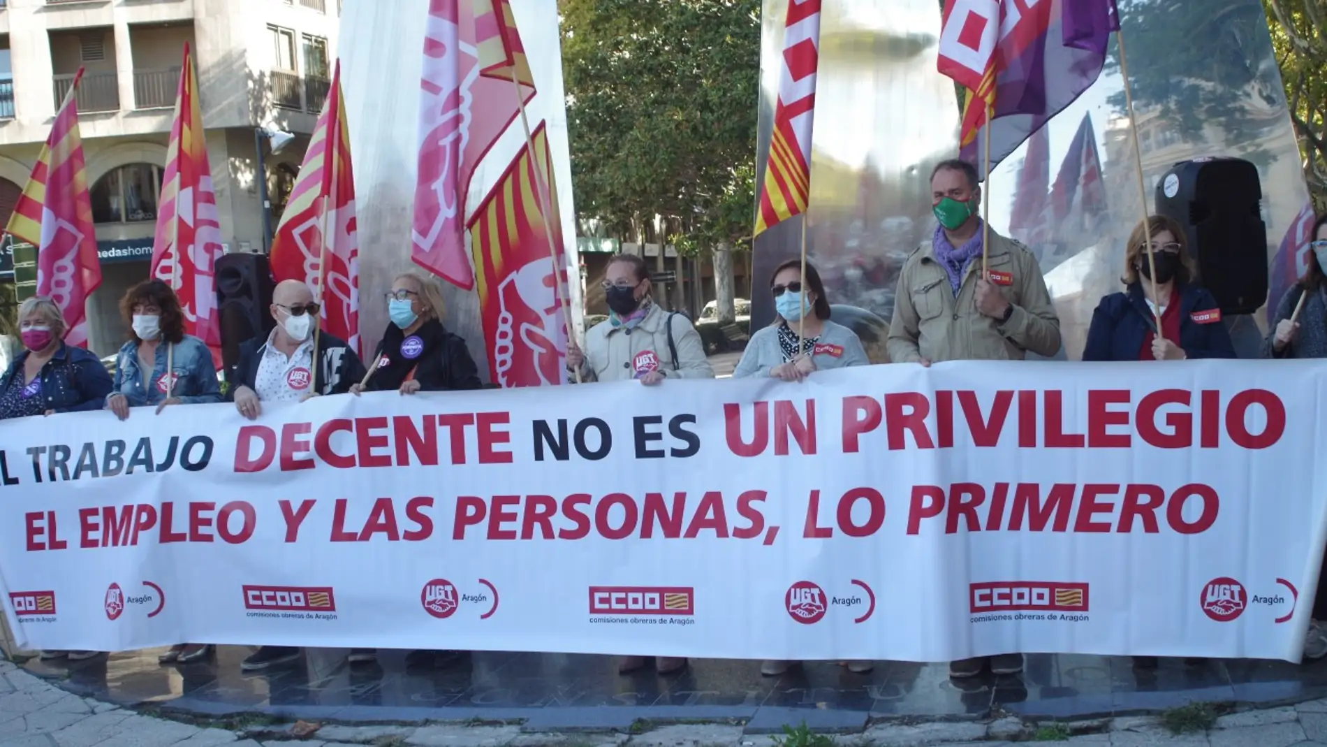 La concentración ha tenido lugar frente al Monumento a la Constitución de Zaragoza