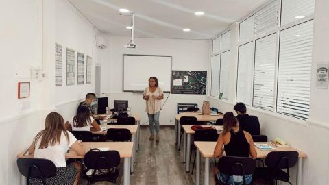 Alumnos asisten a una clase en una autoescuela de Elche.