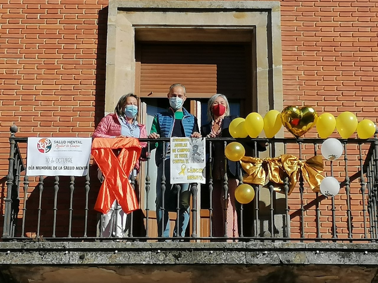 El Ayuntamiento de Aguilar se viste contra el cáncer y en apoyo a la salud mental El Ayuntamiento de Aguilar se viste contra el cáncer y en apoyo a la salud mental