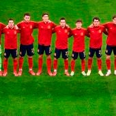 La selección española forma antes de la disputa de un partido
