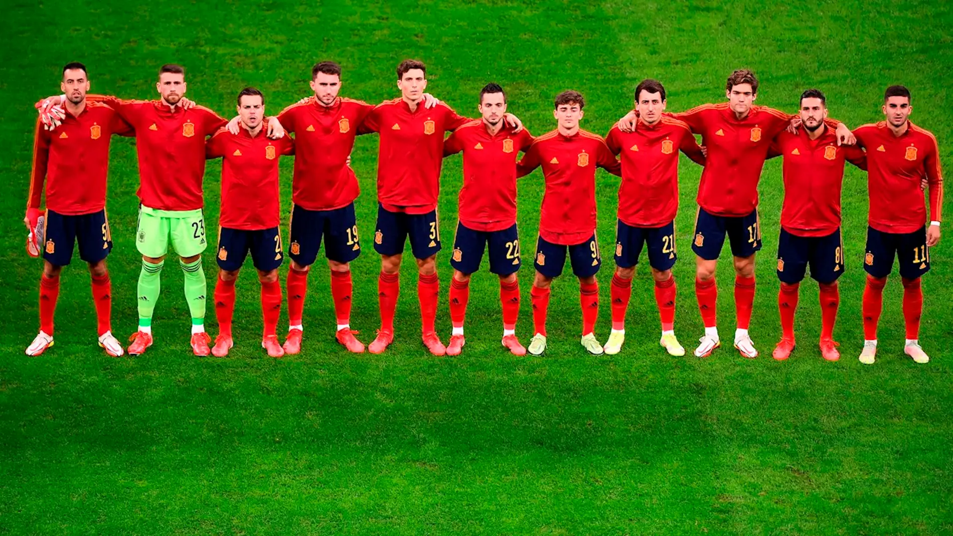 La selección española forma antes de la disputa de un partido