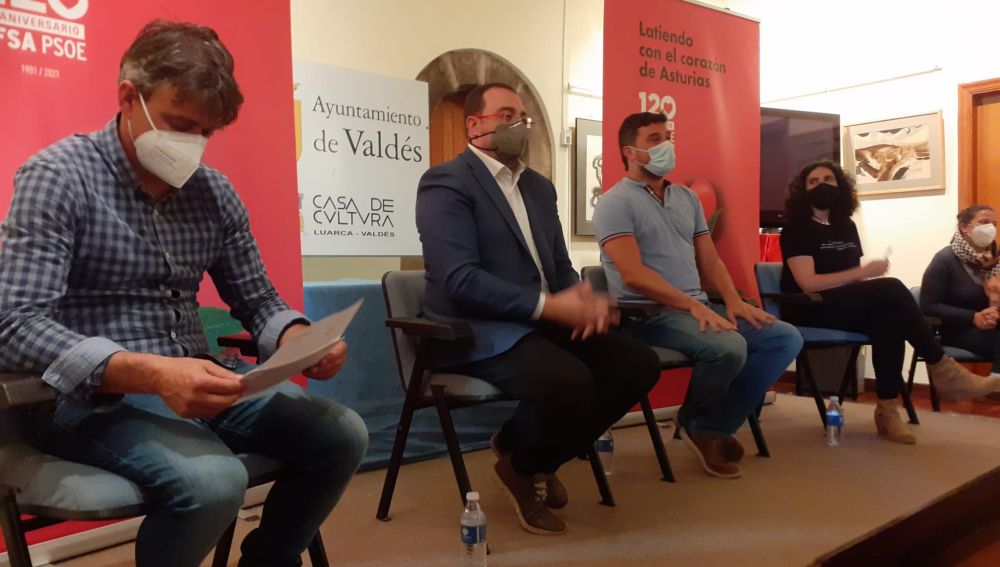 Barbón con militantes del PSOE en Luarca.