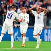 Mbappé, Benzema y Griezmann celebran un gol de Francia ante Bélgica