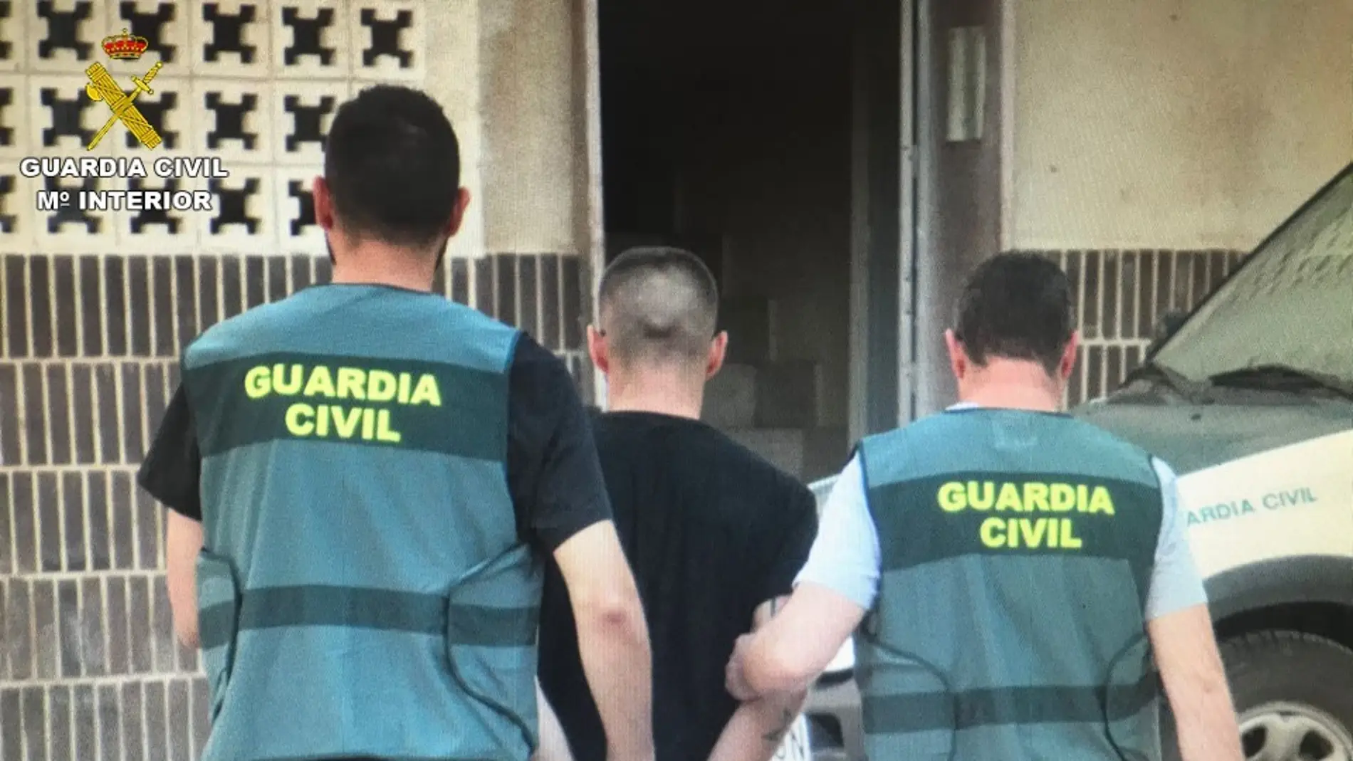 Agentes de la Guardia Civil de Villena con uno de los detenidos.