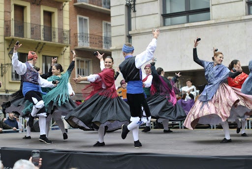 Teruel celebra el Pilar con ofrenda de flores y jotas Teruel celebra el Pilar con ofrenda de flores y jotas
