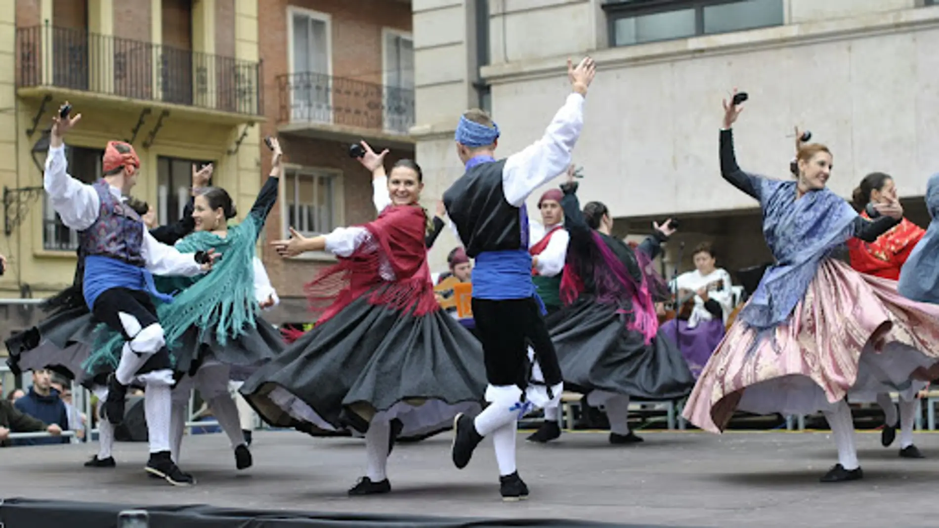 Teruel celebra el Pilar con ofrenda de flores y jotas 