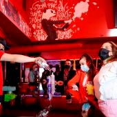Un camarero sirve una bebida en el interior de una discoteca, este lunes en Madrid