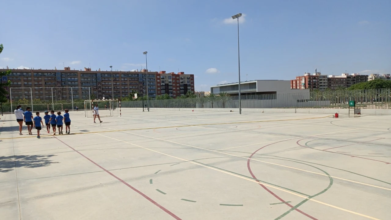 Estudiantes en el patio de un colegio de Elche.