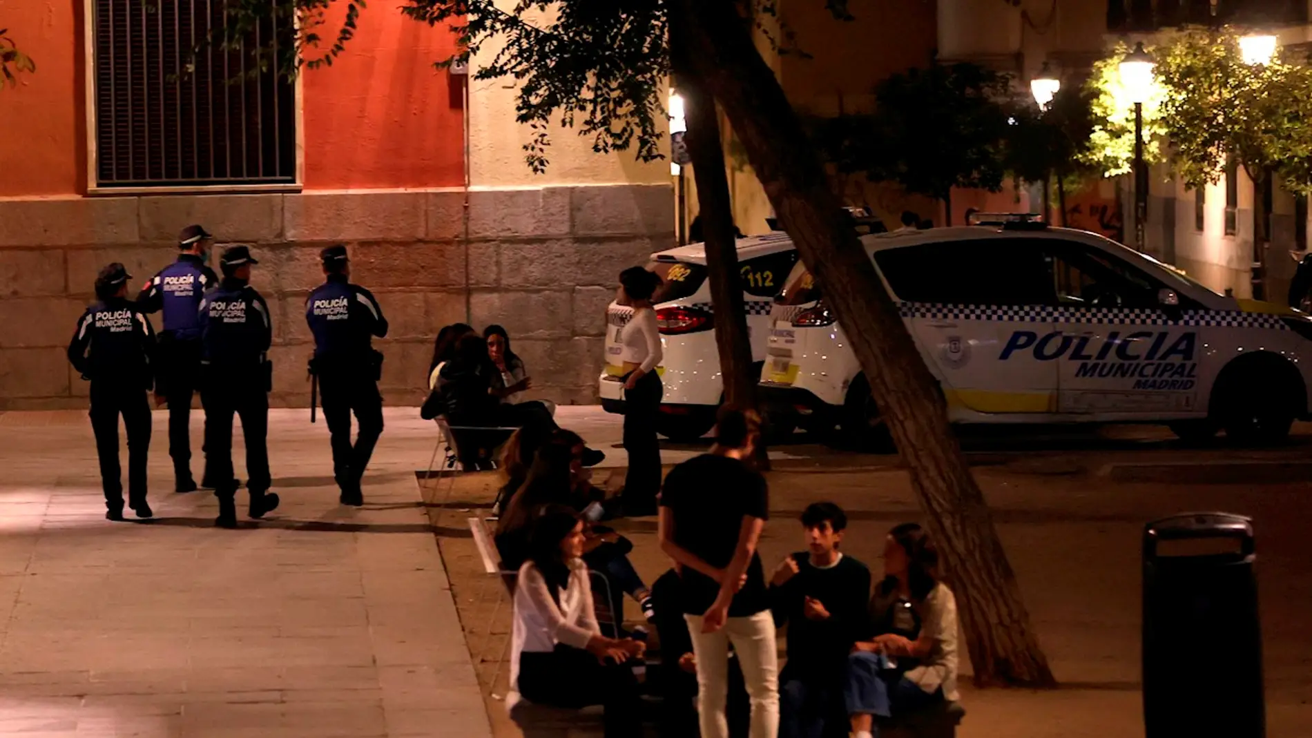 Agentes de policía patrullan las calles de Madrid para prevenir los botellones