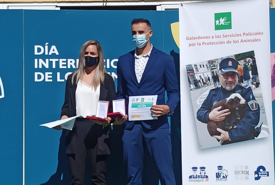 Los dos policías "castigados" por ayudar a los animales: "Sólo nos pedían explicaciones cuando hacíamos alguna intervención con animales" Los dos policías "castigados" por ayudar a los animales: "Sólo nos pedían explicaciones cuando hacíamos alguna intervención con animales"