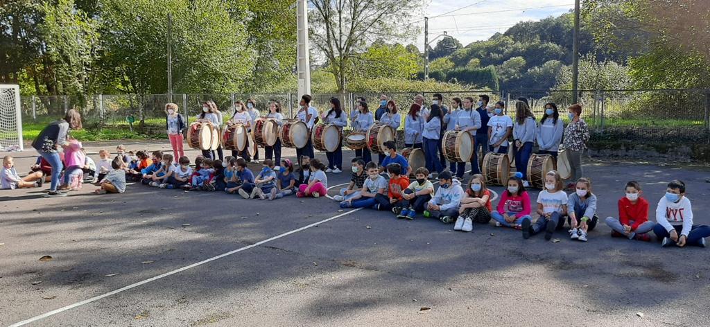 El colegio de Villamayor se acercó a la música tradicional con Tocándar y LaKadarma El colegio de Villamayor se acercó a la música tradicional con Tocándar y LaKadarma