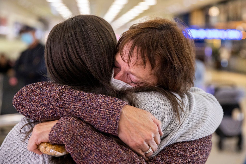 Vuelven los abrazos en los aeropuertos: se levantan las restricciones en las terminales Vuelven los abrazos en los aeropuertos: se levantan las restricciones en las terminales